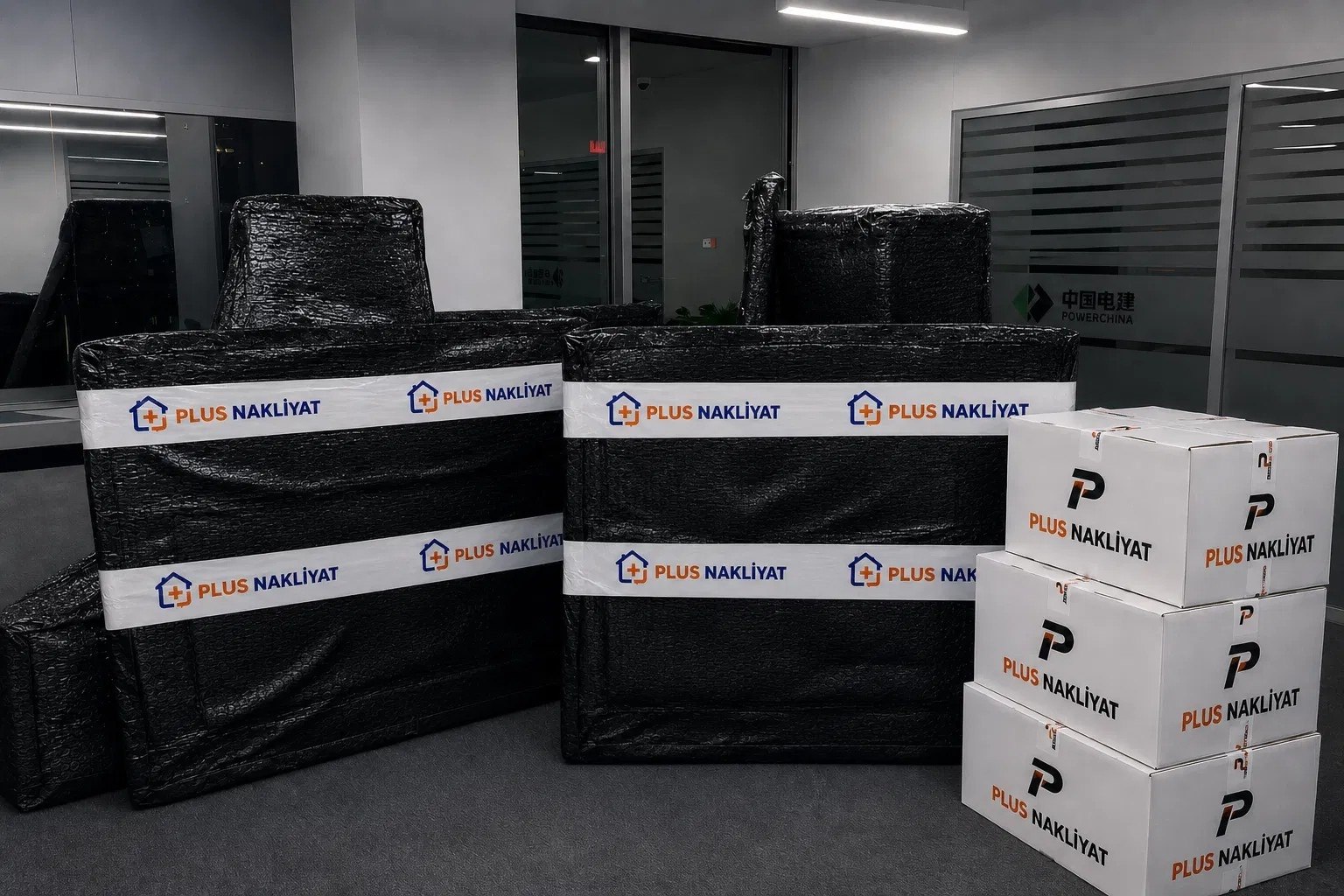 Ofis taşıma — paketlenmiş ofis mobilyası saha görüntüsü