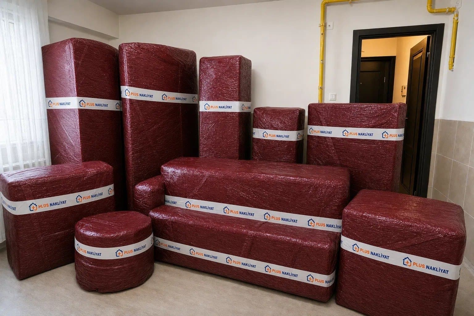 Antika ve sanat taşıma — kırmızı streç ile korunan mobilya paketleme