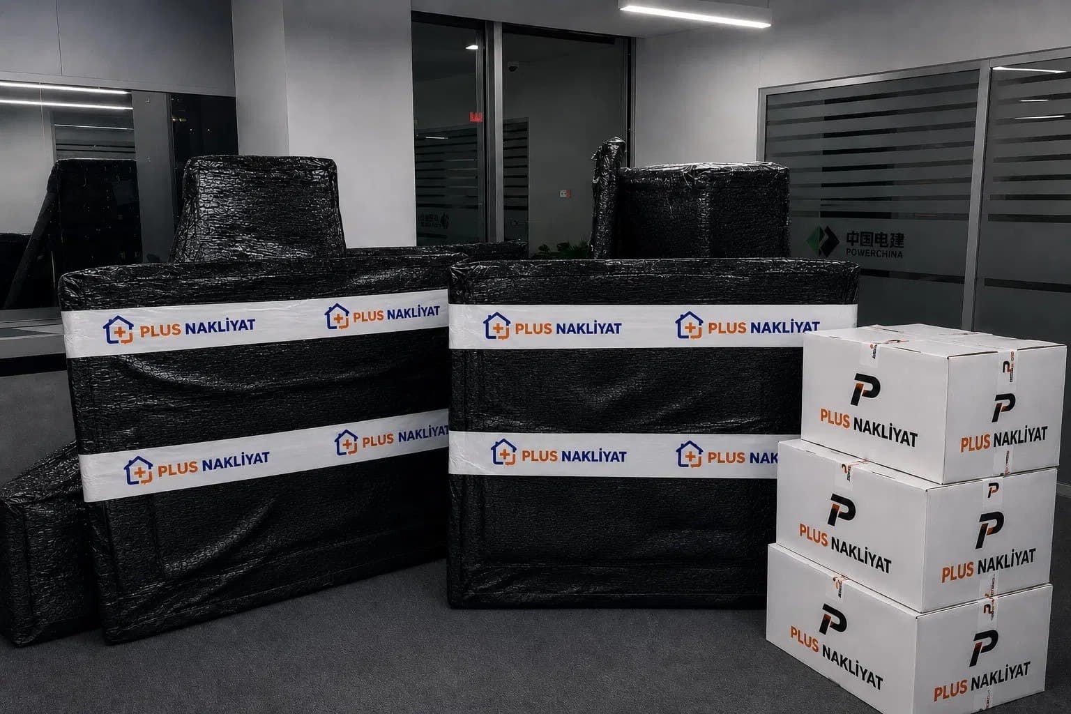 Ofis taşıma — paketlenmiş ofis mobilyası saha görüntüsü